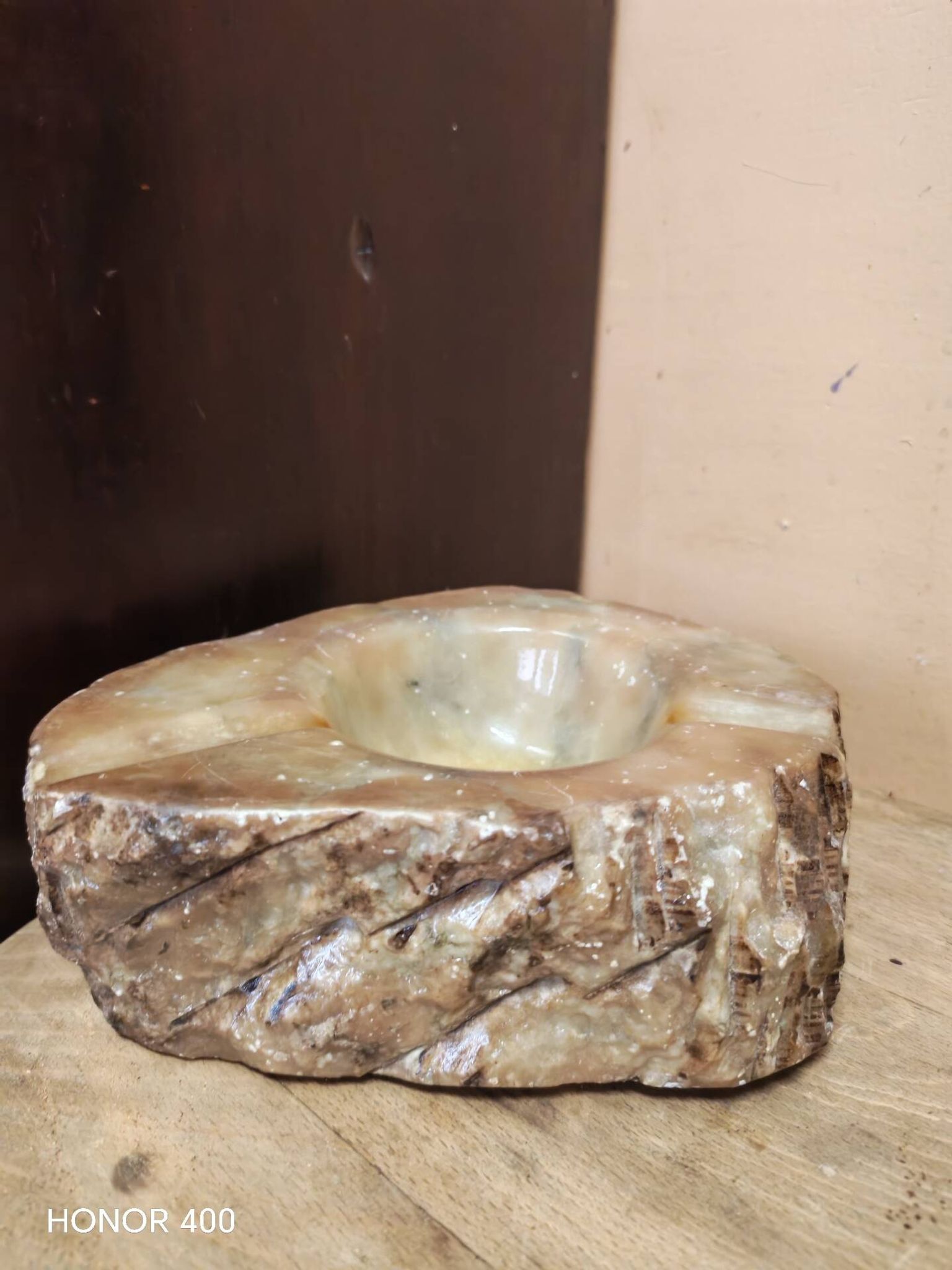 Ashtray in alabaster, brutalist style, Italy 1960.