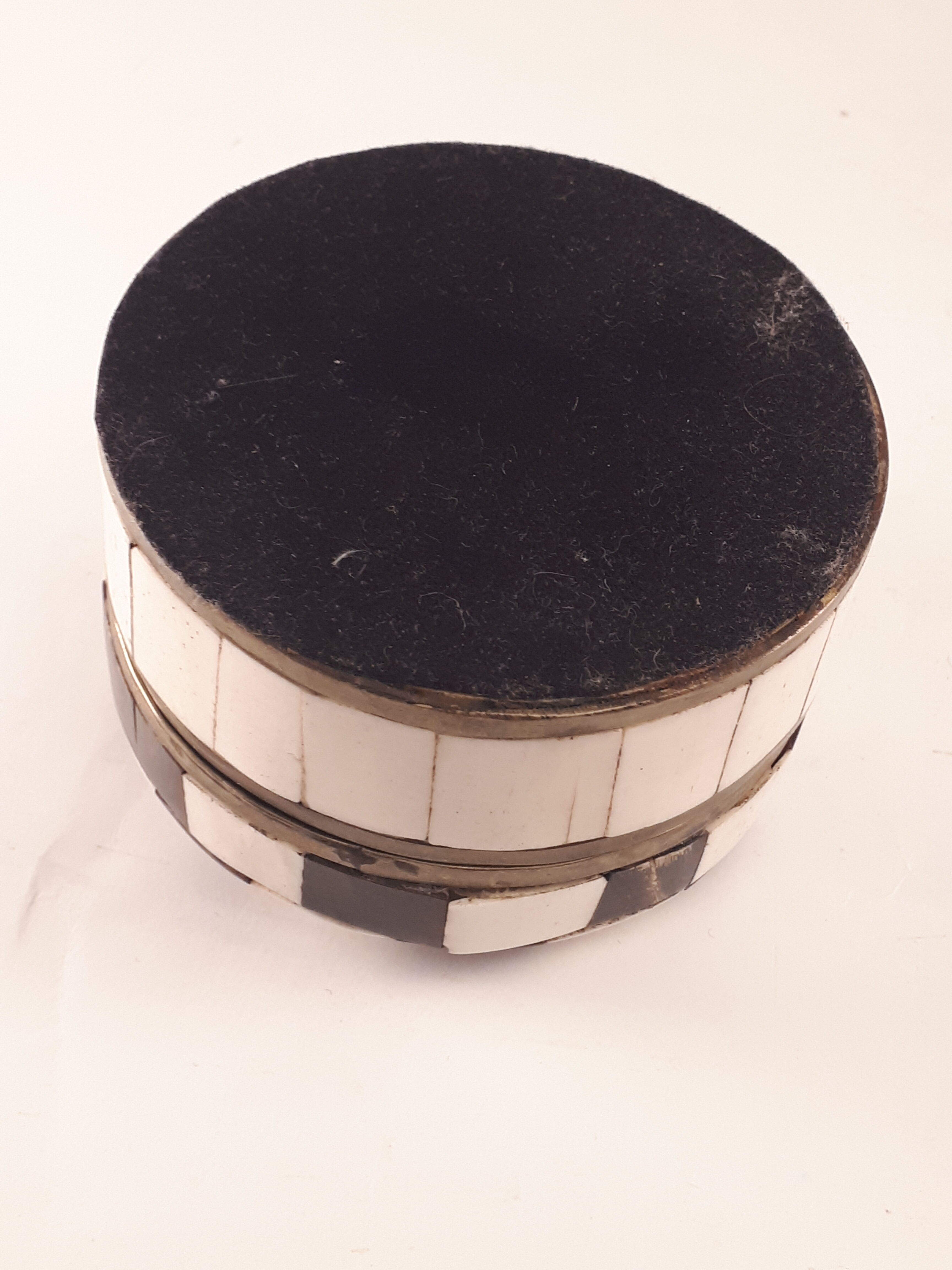 Box with black and white stripes bones and vintage horn 80