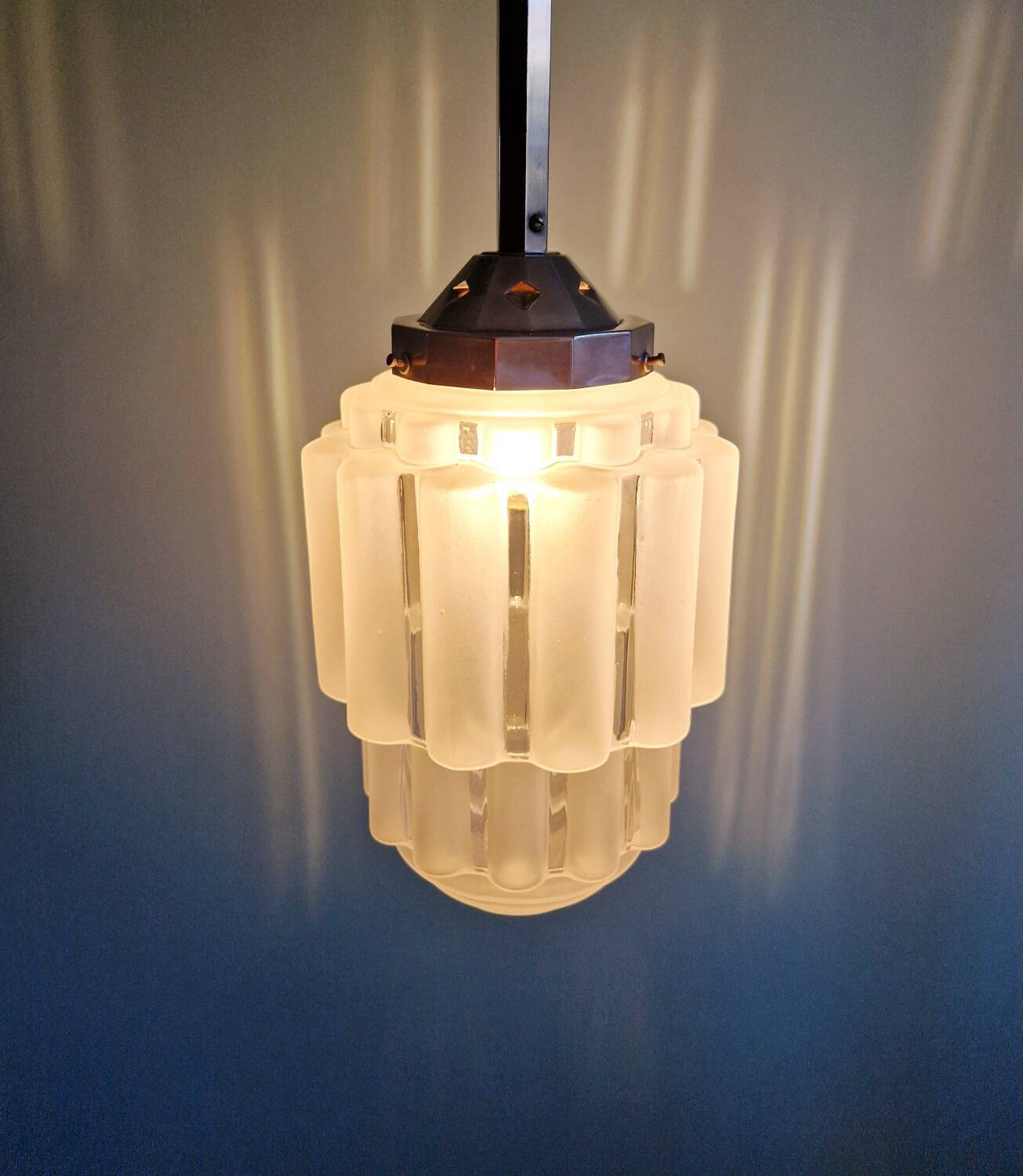 Art Deco Skyscraper suspension in frosted glass, 1930s