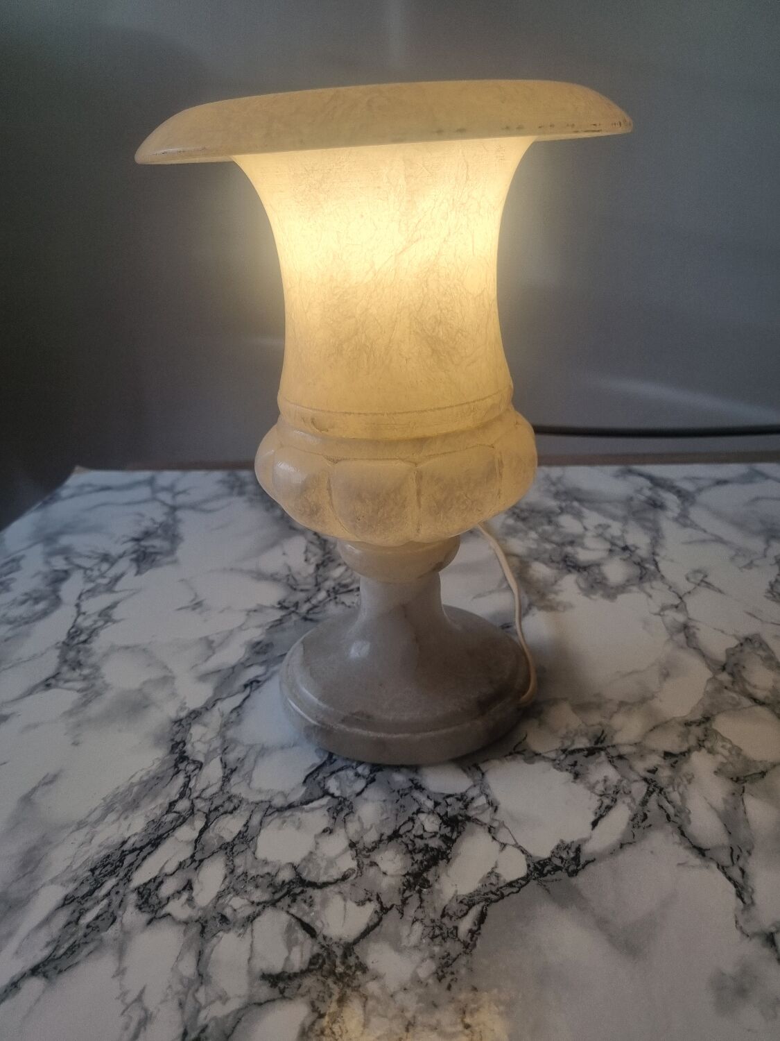 Lampe à poser en albatre vintage