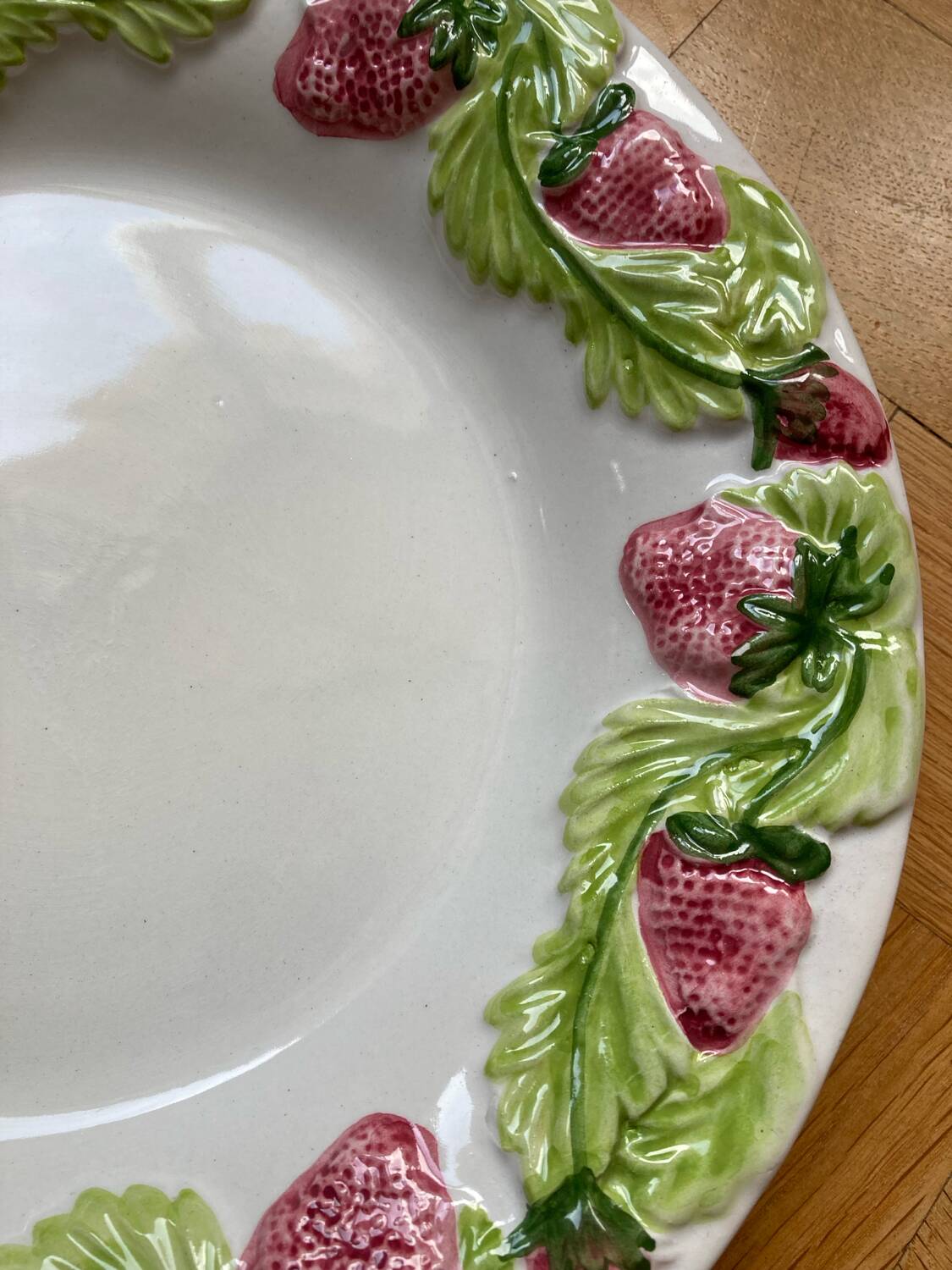 Plate barbotine strawberries