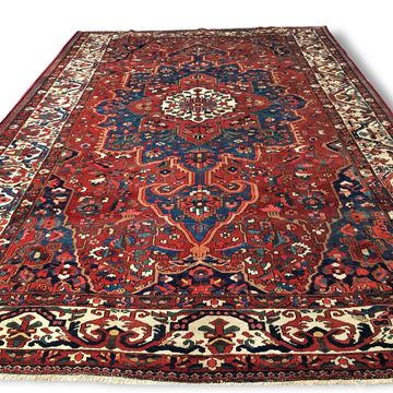 Oriental rug: former bakhtiari, 490 x 325