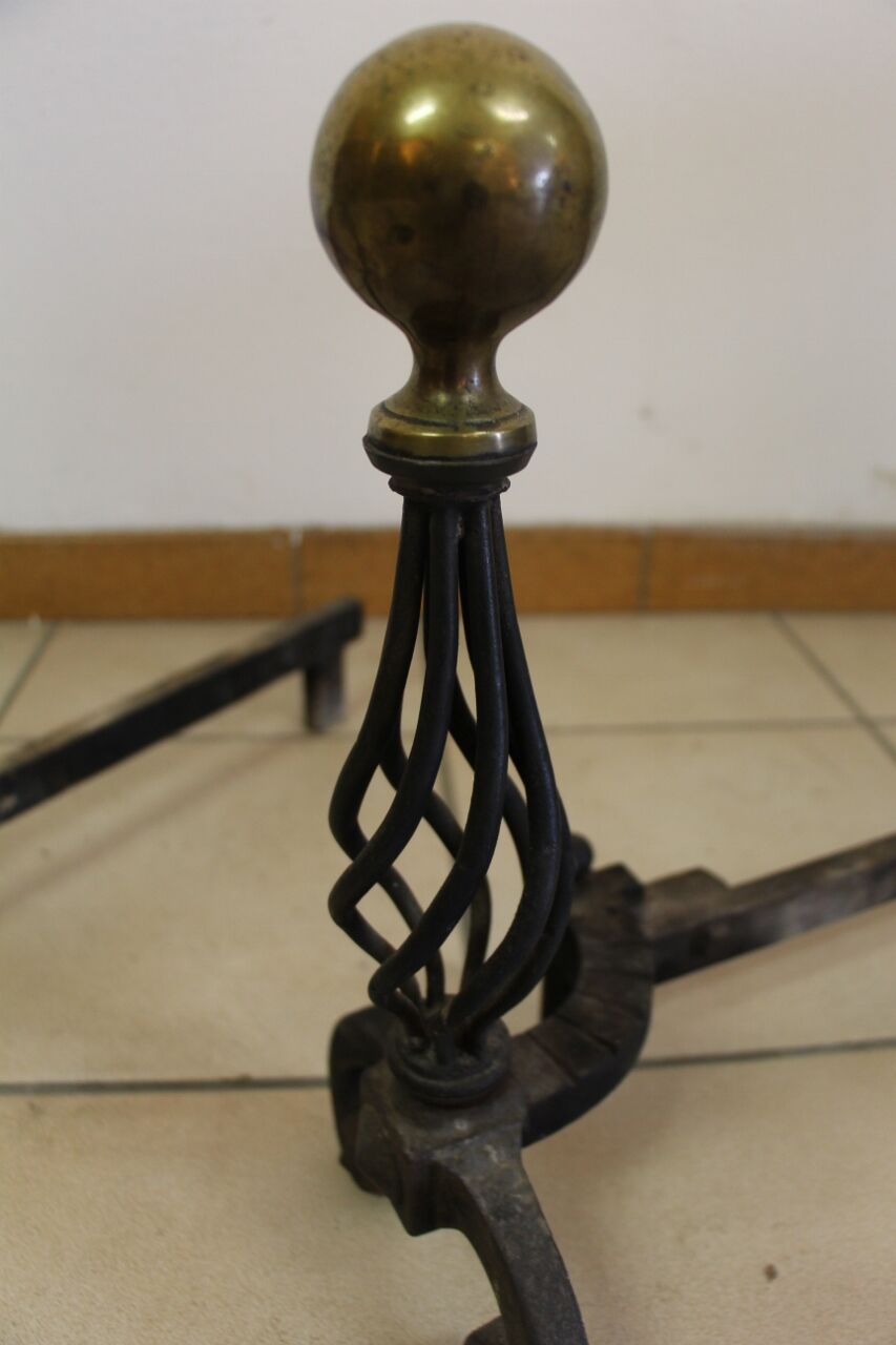 Paire de chenets en fer et bronze moderniste