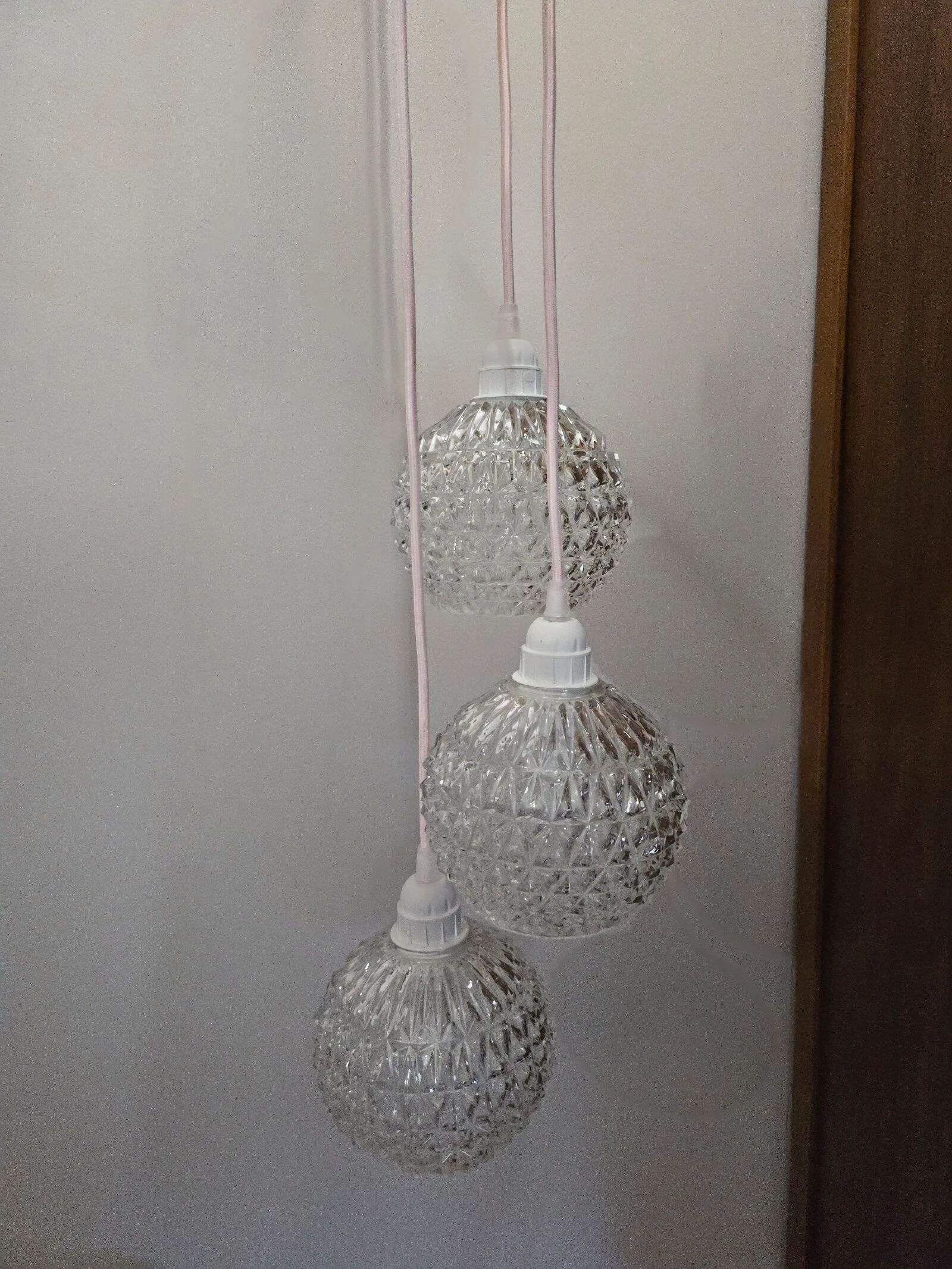 Suspension cascade three globes in cut glass vintage and pink wire