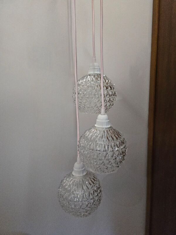 Suspension cascade 3 globes en verre ciselé vintage et fil rose