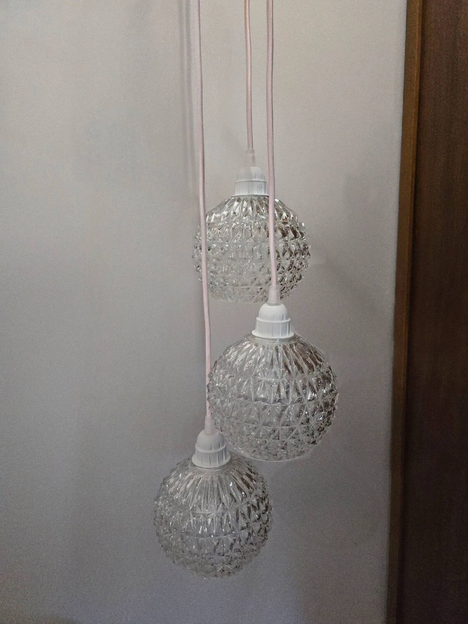 Suspension cascade three globes in cut glass vintage and pink wire