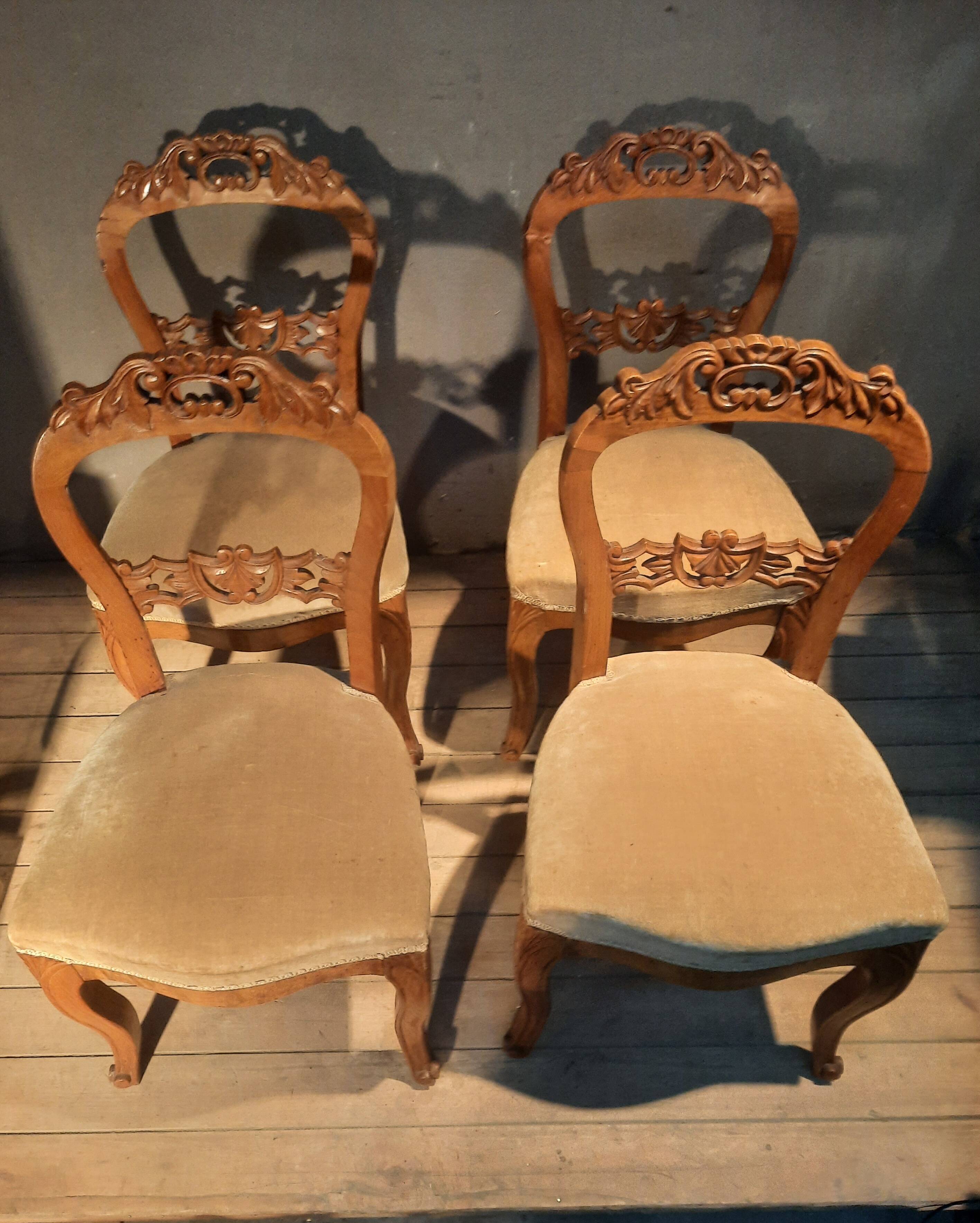 Set of 4 blond braked chairs