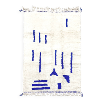 Ecru Beni Ouarain Berber rug with Majorelle blue patterns, 2.60x1.47m