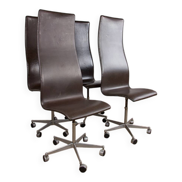 4 office chairs, in leather and aluminum, Oxford model by Arne Jacobsen.