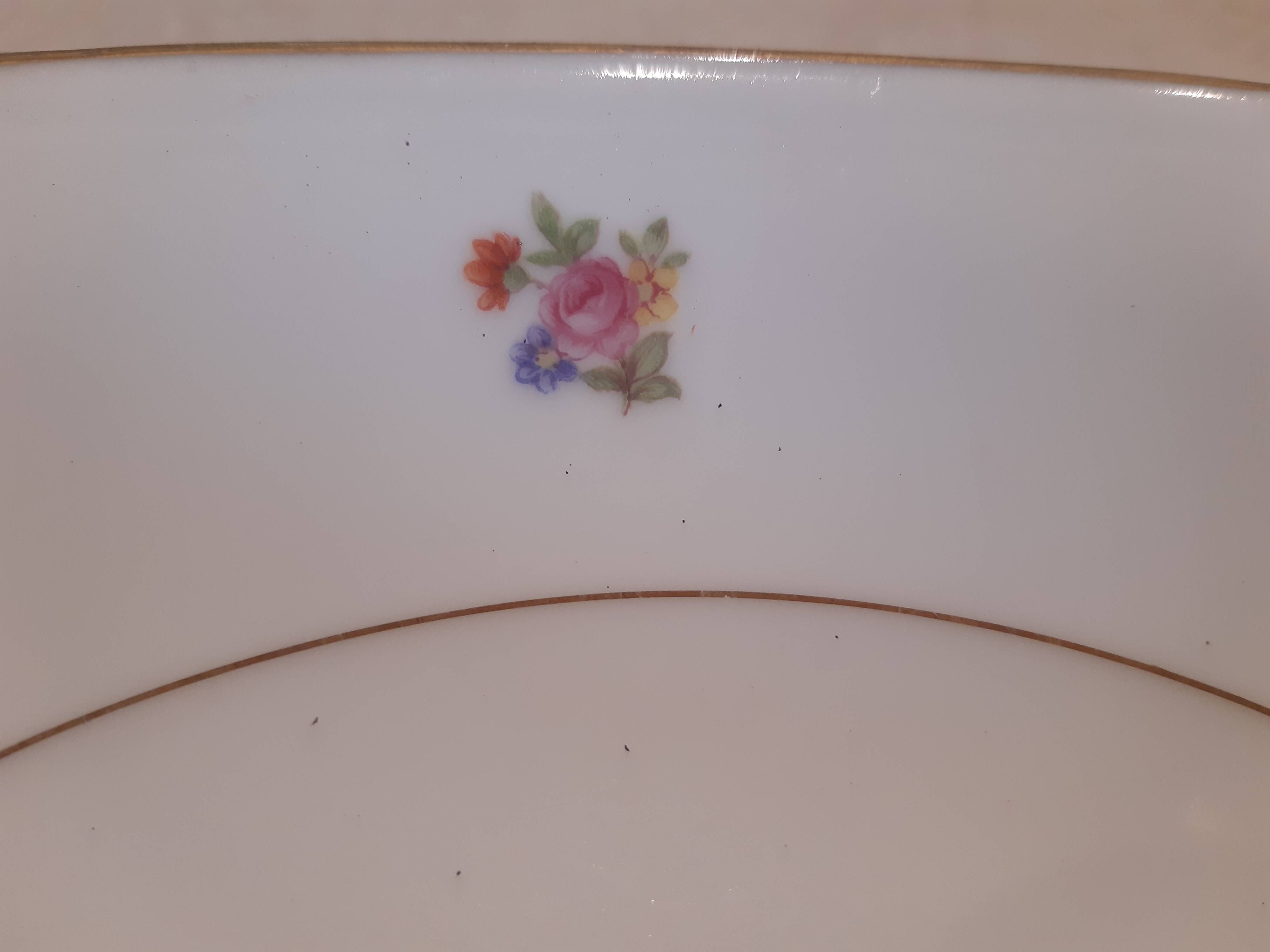 Hexagonal plate Lamotte with a double gold border, decorated with small bouquets.