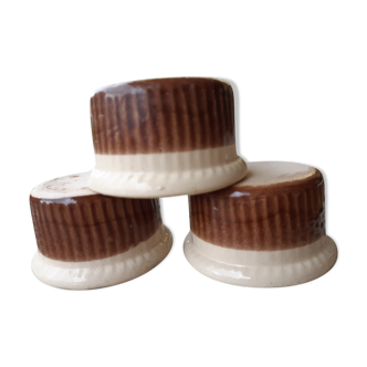 Lot 3 sandstone ramekins