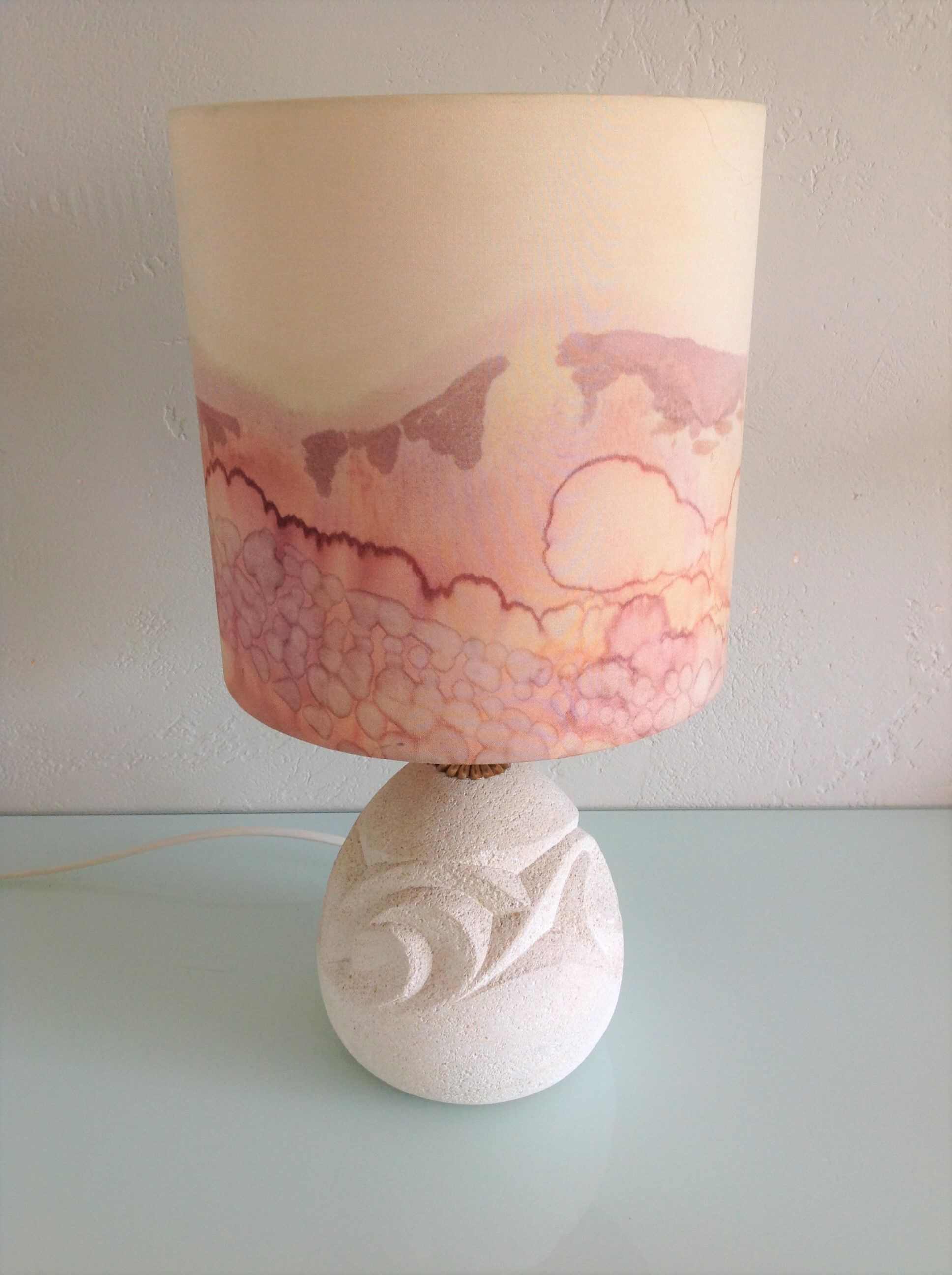 Ovoid lamp in carved stone and printed lampshade / vintage 60-70s