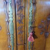 Armoire style Louis XV en merisier sculpté