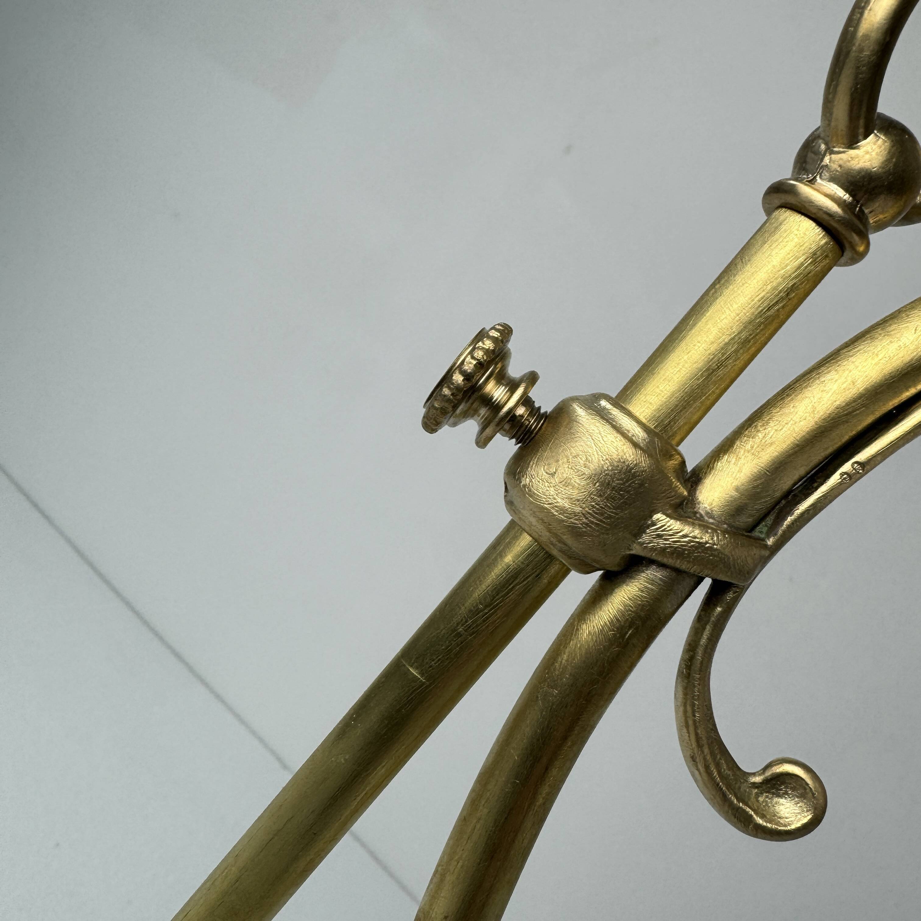 Vintage desk lamp that raises and lowers.