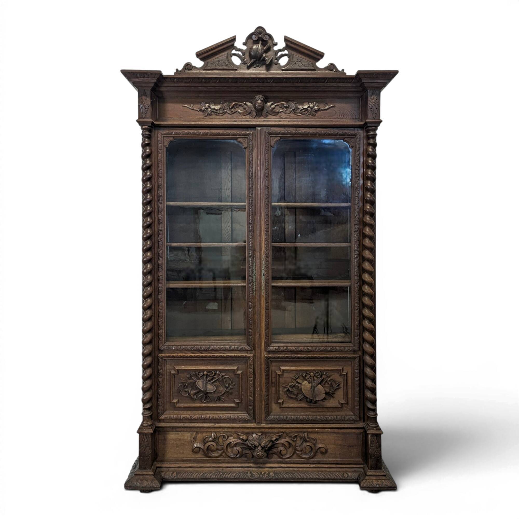 Bibliothèque vitrée de style Louis XIII en chêne