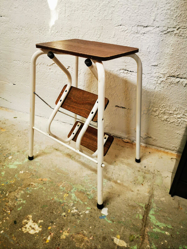 Retractable foot step ladder