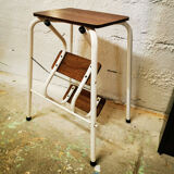 Retractable foot step ladder