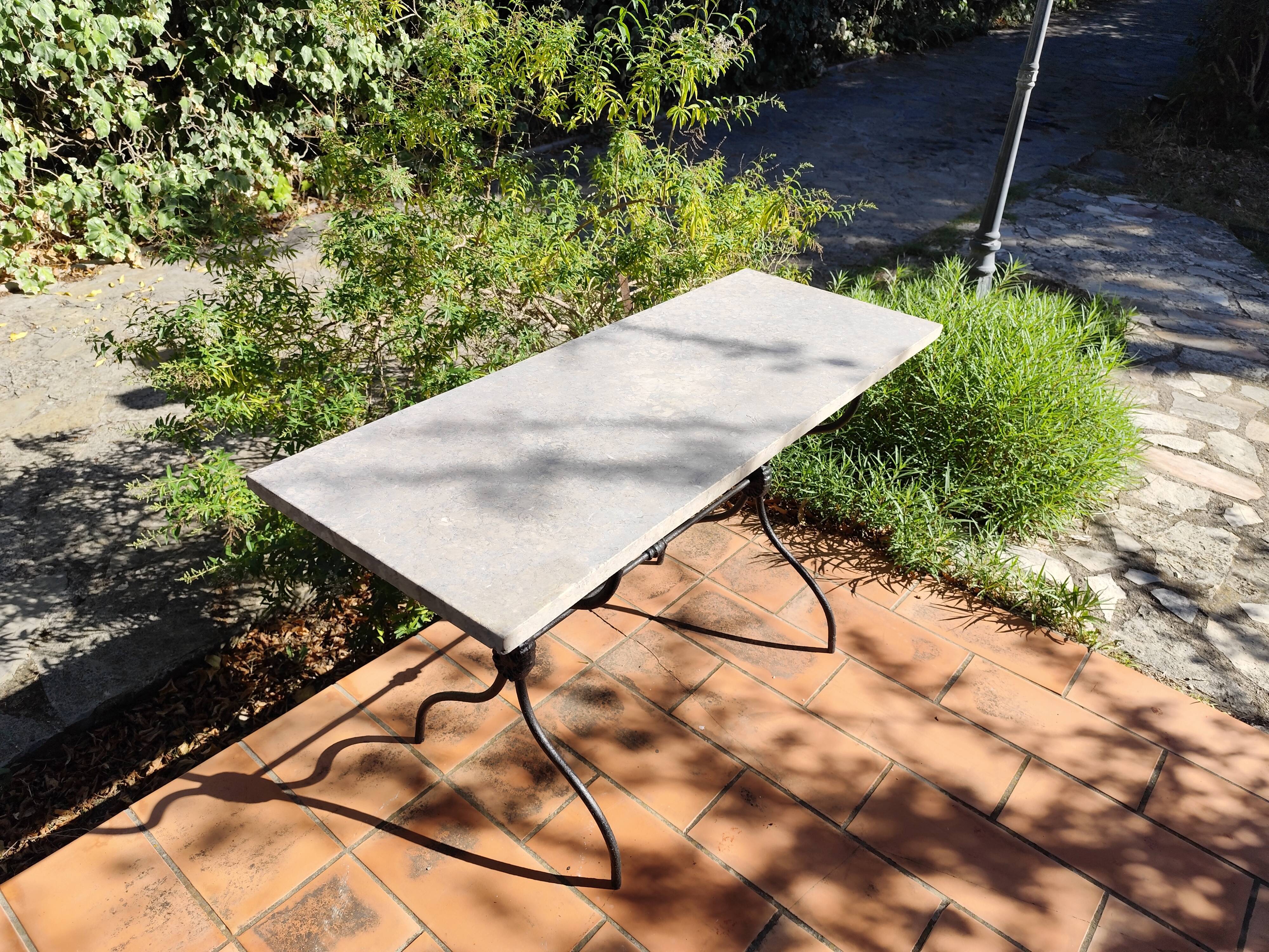 Table bistrot rectangulaire piètement x en fonte et plateau en marbre vintage