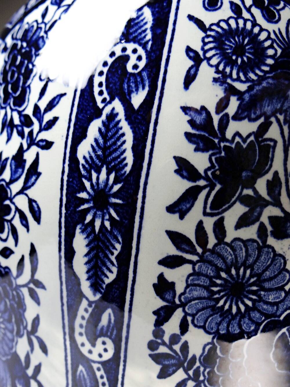 Large covered vase Boch Holland Royal Sphinx in Delft blue earthenware.