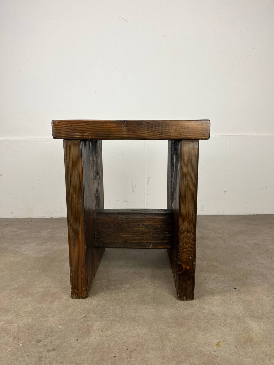 Tabouret brutaliste en bois massif style chalet