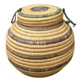 Panier couvert d'artisanat africain
