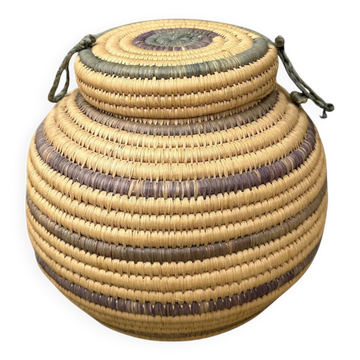 Panier couvert d'artisanat africain