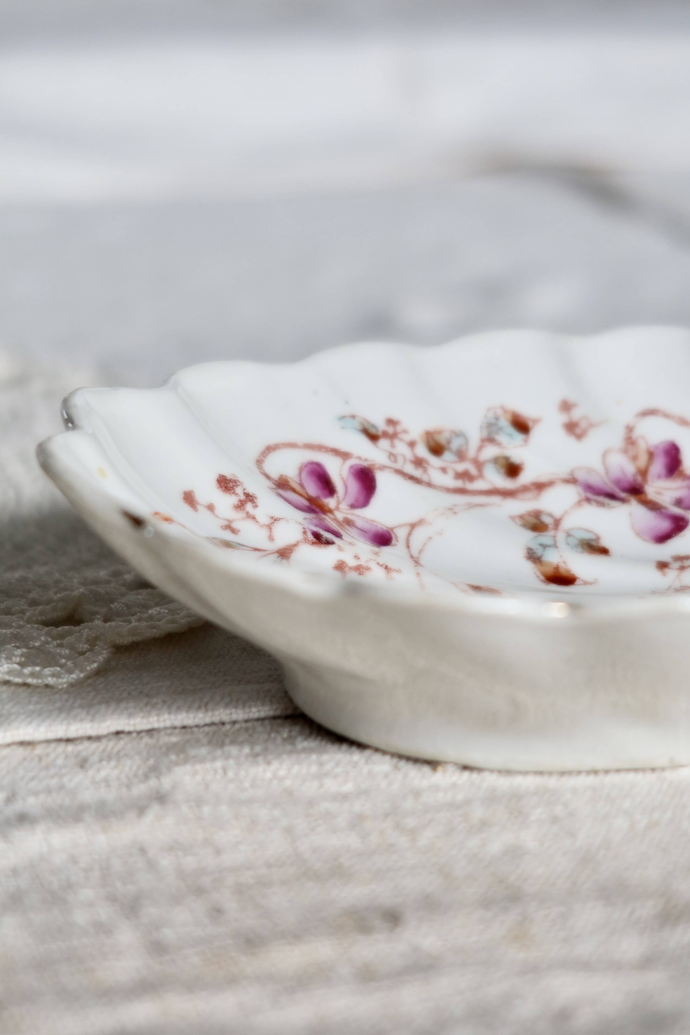 Vintage earthenware shell dish – Floral decoration