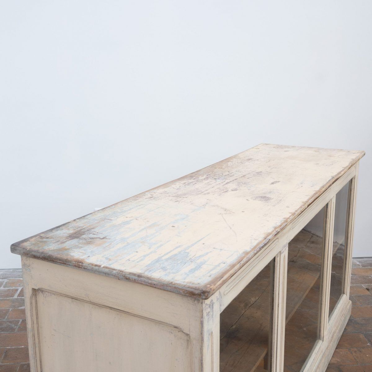Ancien comptoir vitrine en bois peint – début XXe siècle