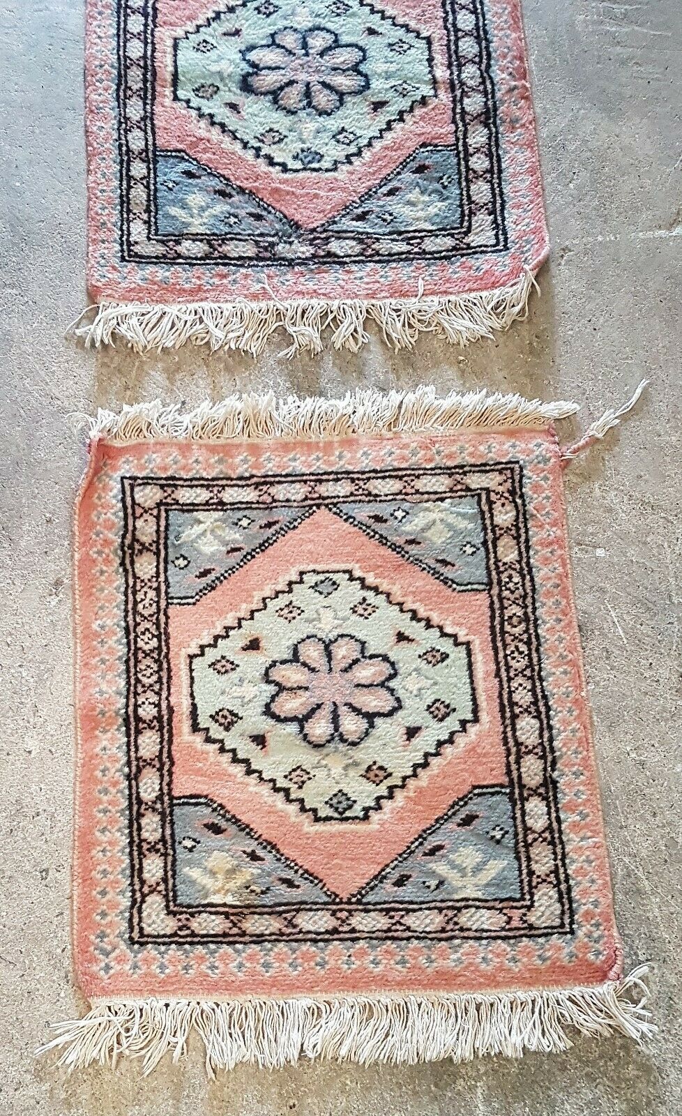 Pakistan's pure wool carpet dimensions 0.60 x 0.45 cm