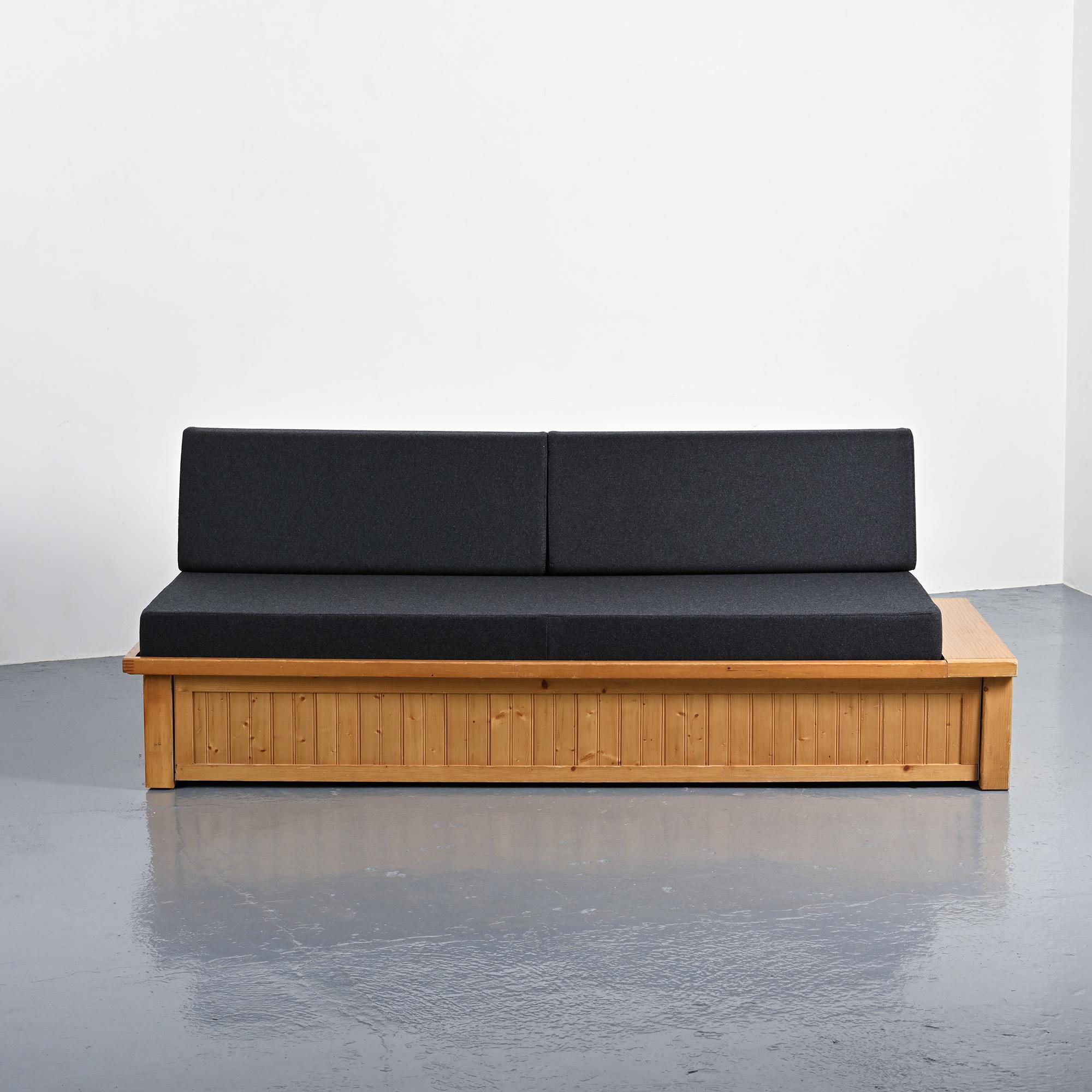 Banquette-lit dessinée par Charlotte Perriand pour Les Arcs, circa 1970.