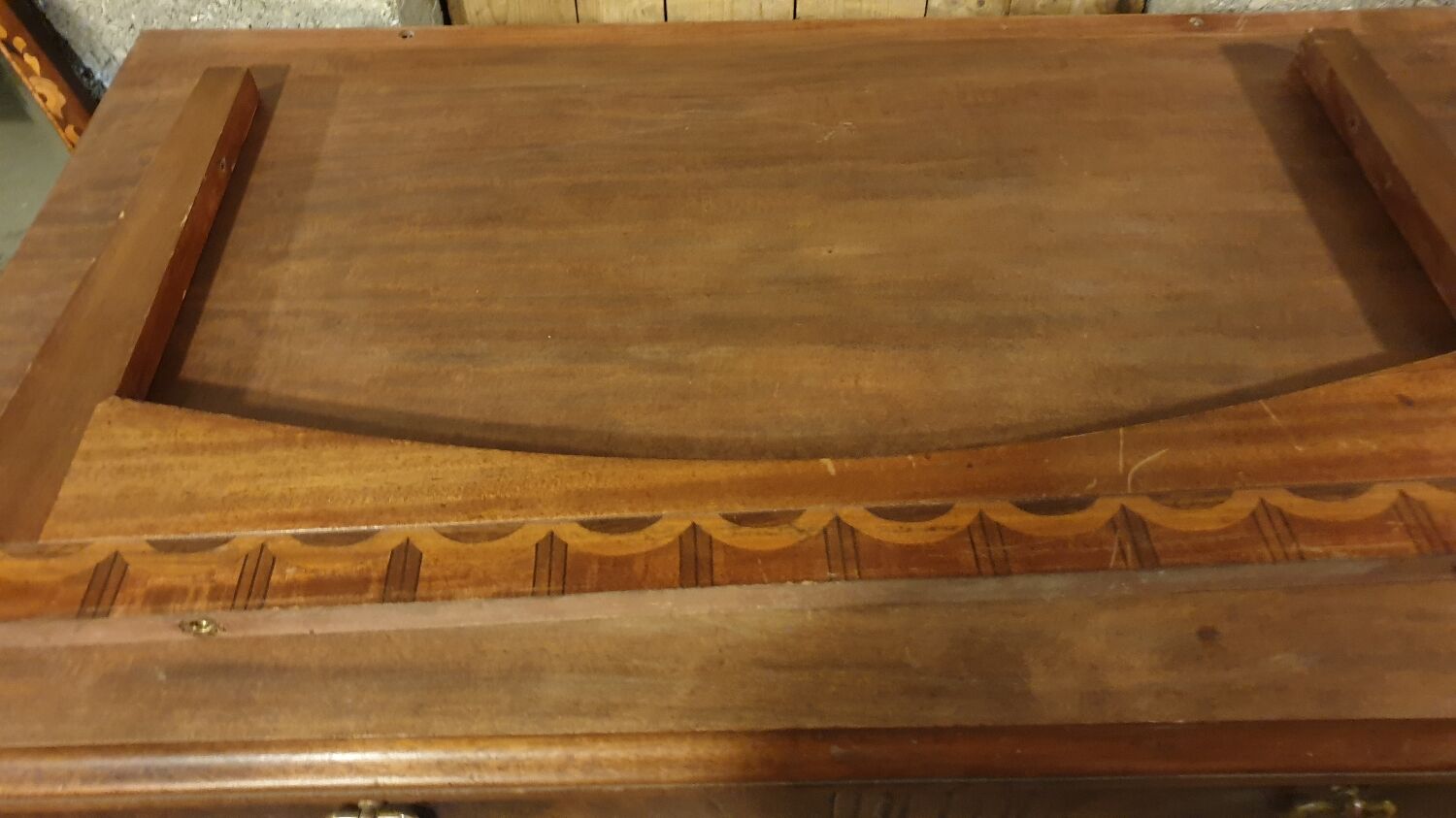 Walnut hairdresser year 20