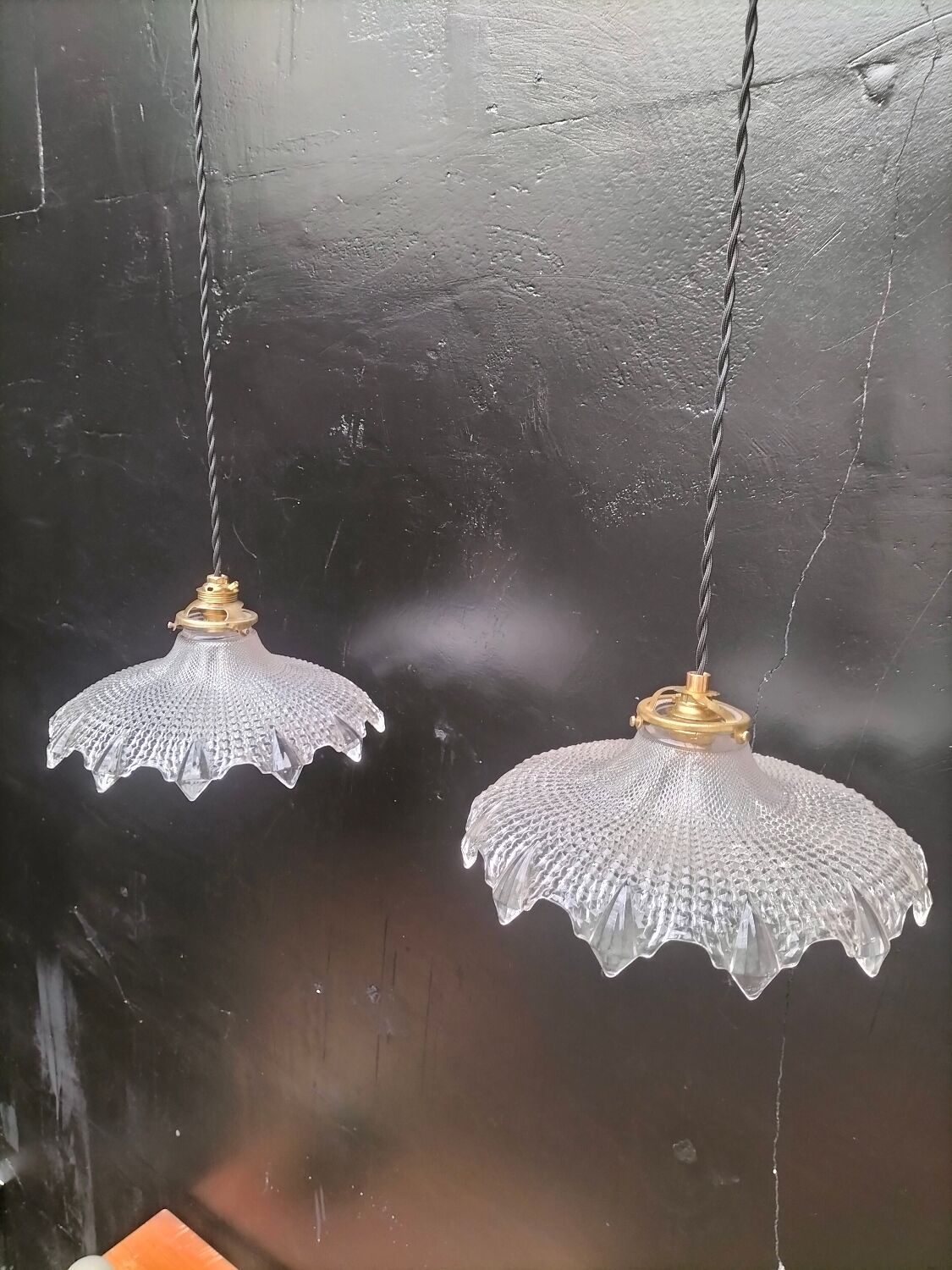 Paire suspensions en verre holophane