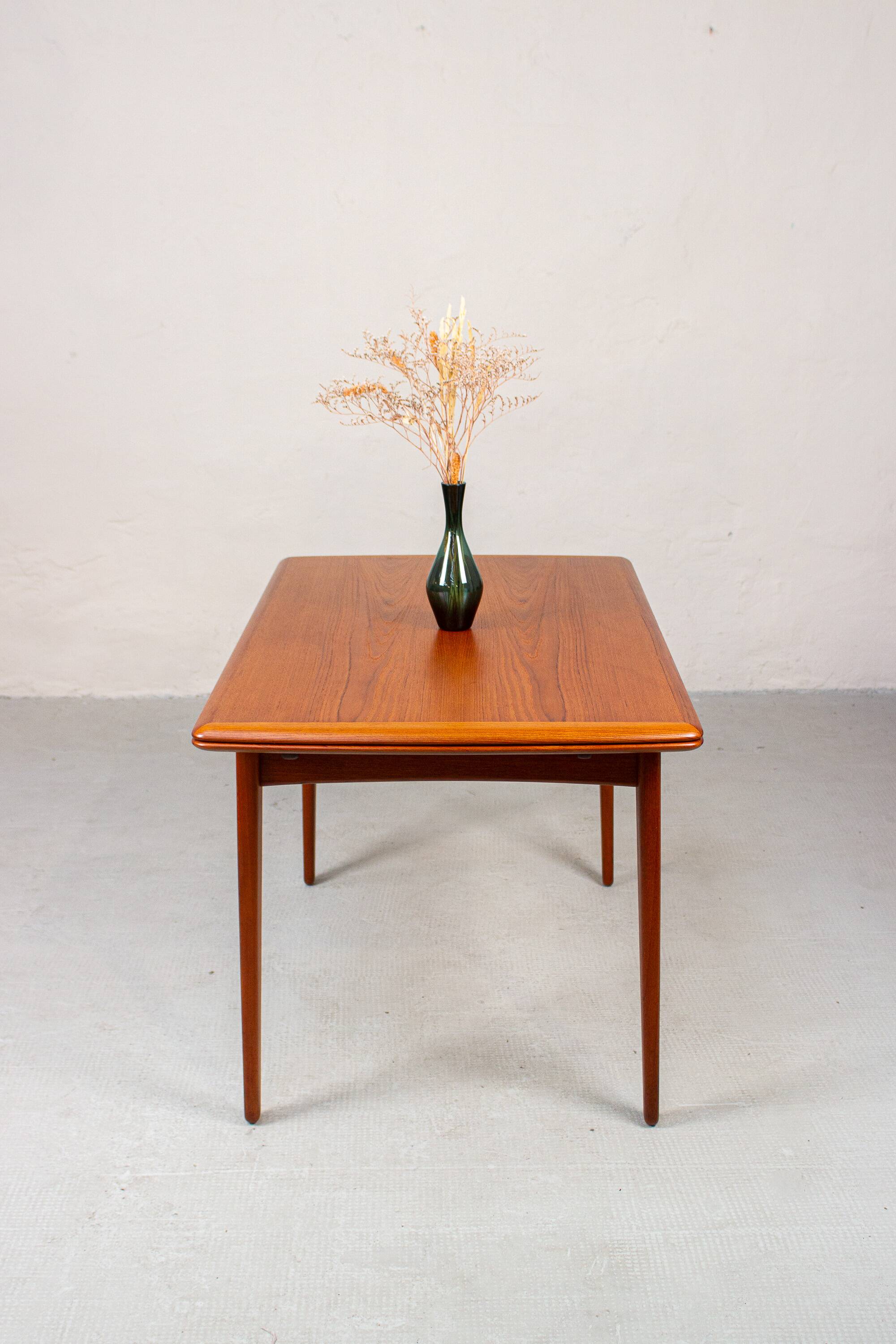 Dining table Svend Aaage Madsen in vintage teak, mid-century Danish from the 1960s.