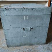 Large trunk/old chest, entirely original - address BANDOL