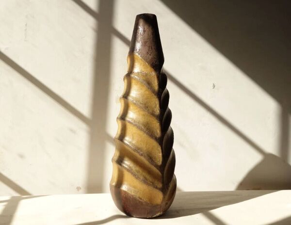 Vase africain en bois fait main.