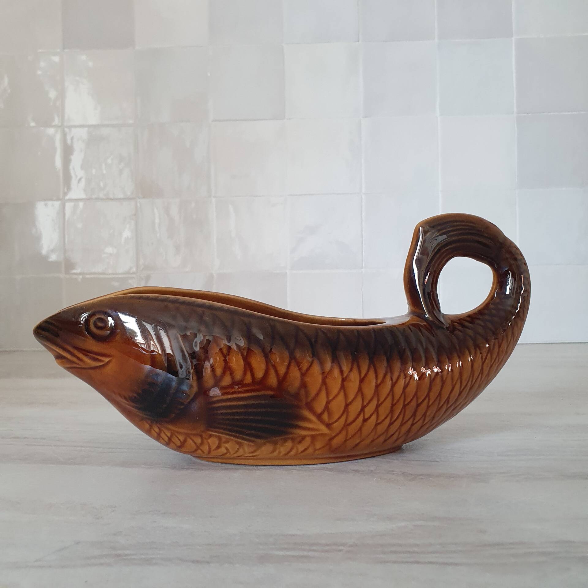 Sarreguemines / Saucière en forme poisson en céramique Barbotine