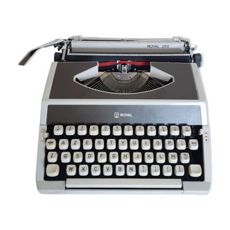 Machine à écrire  portable vintage  , fonctionnelle ,  Royal , avec ruban neuf