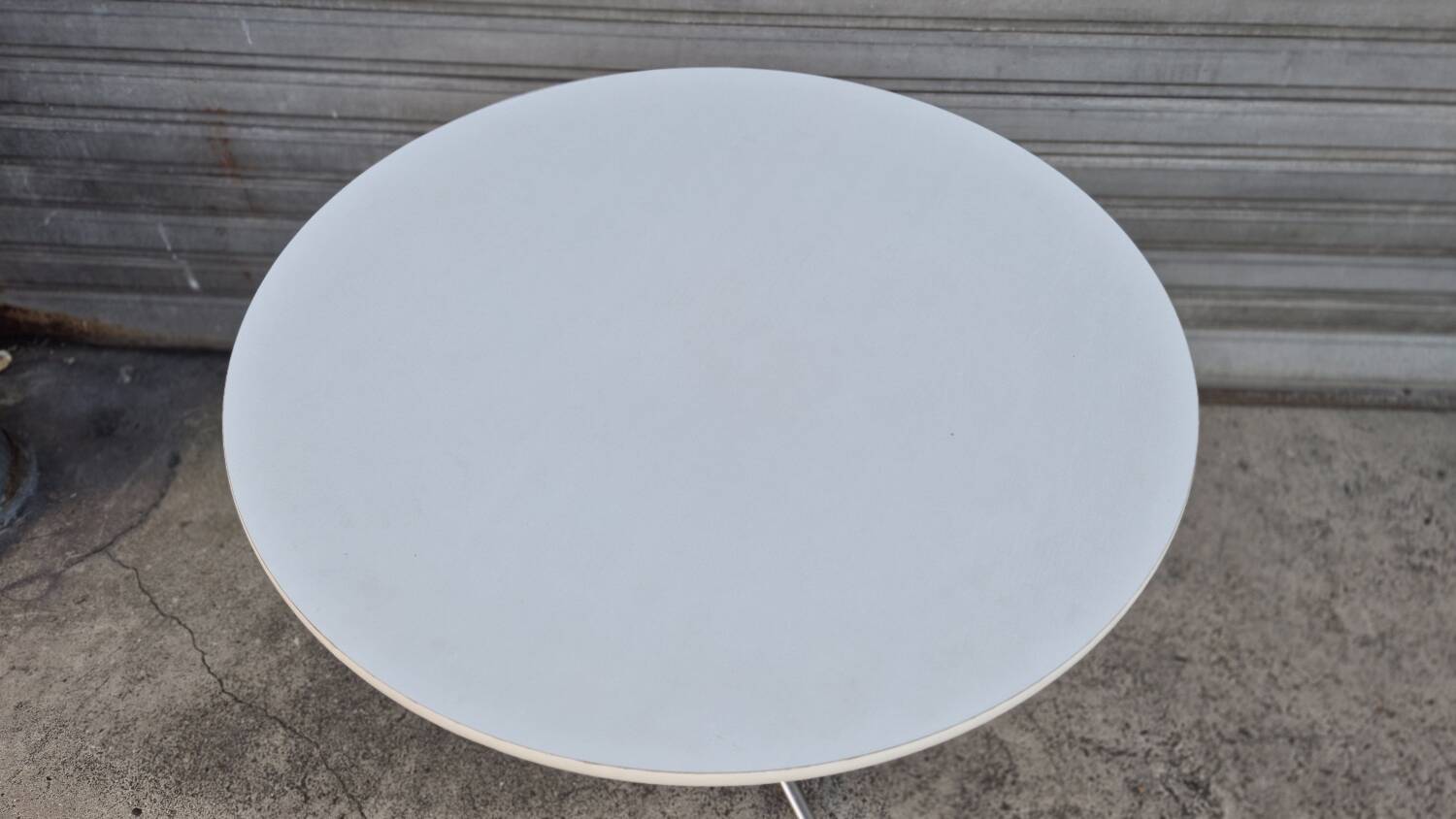 Round dining table 1970