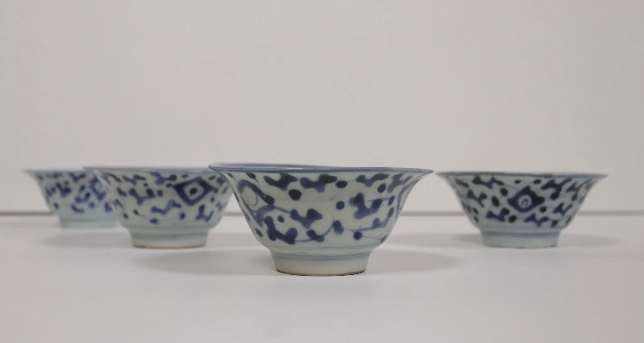 Set of 4 Chinese blue and white bowls with lotus scrolls – 19th century