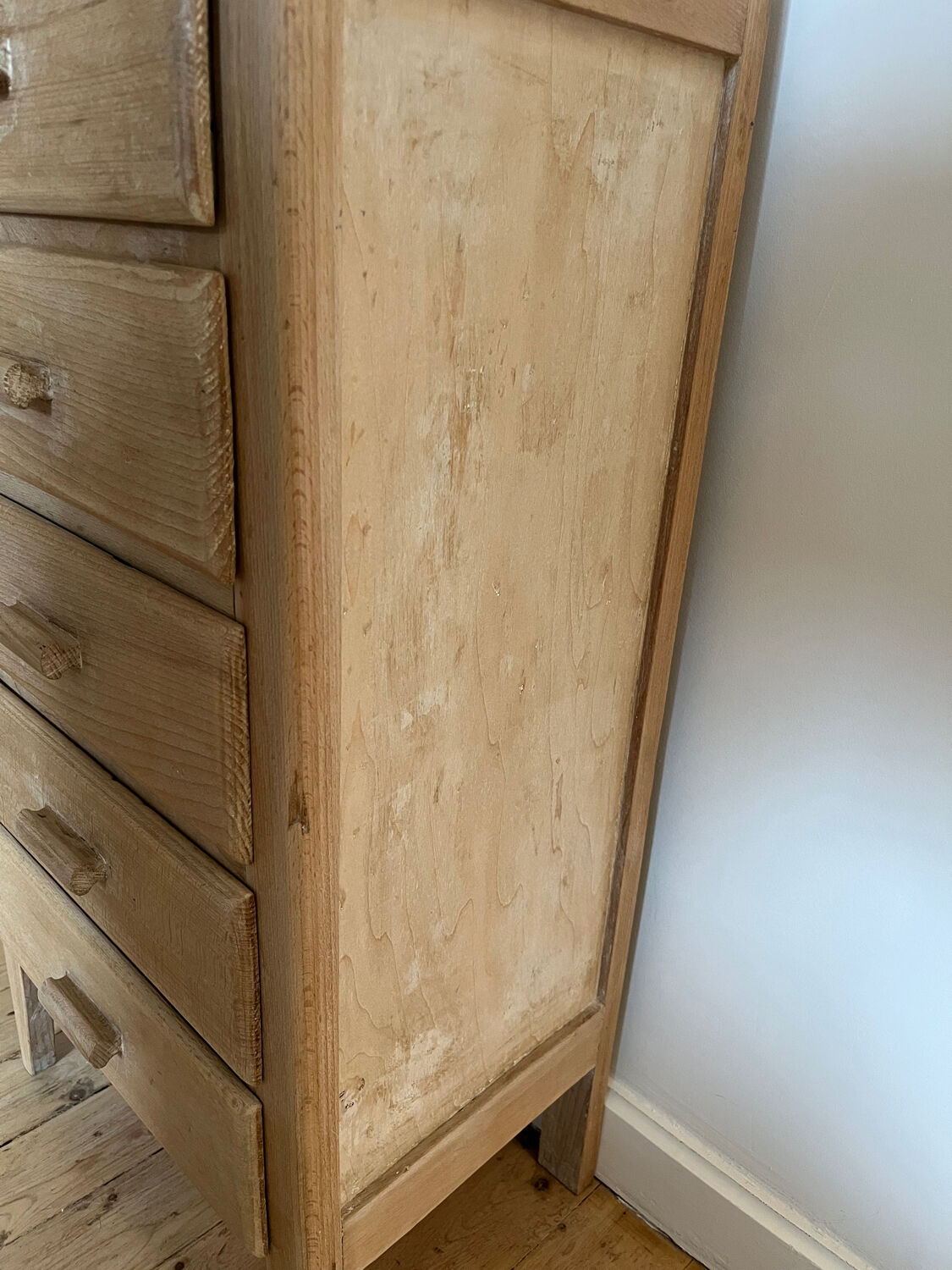 Vintage 5-drawer chest of drawers in waxed solid pine.