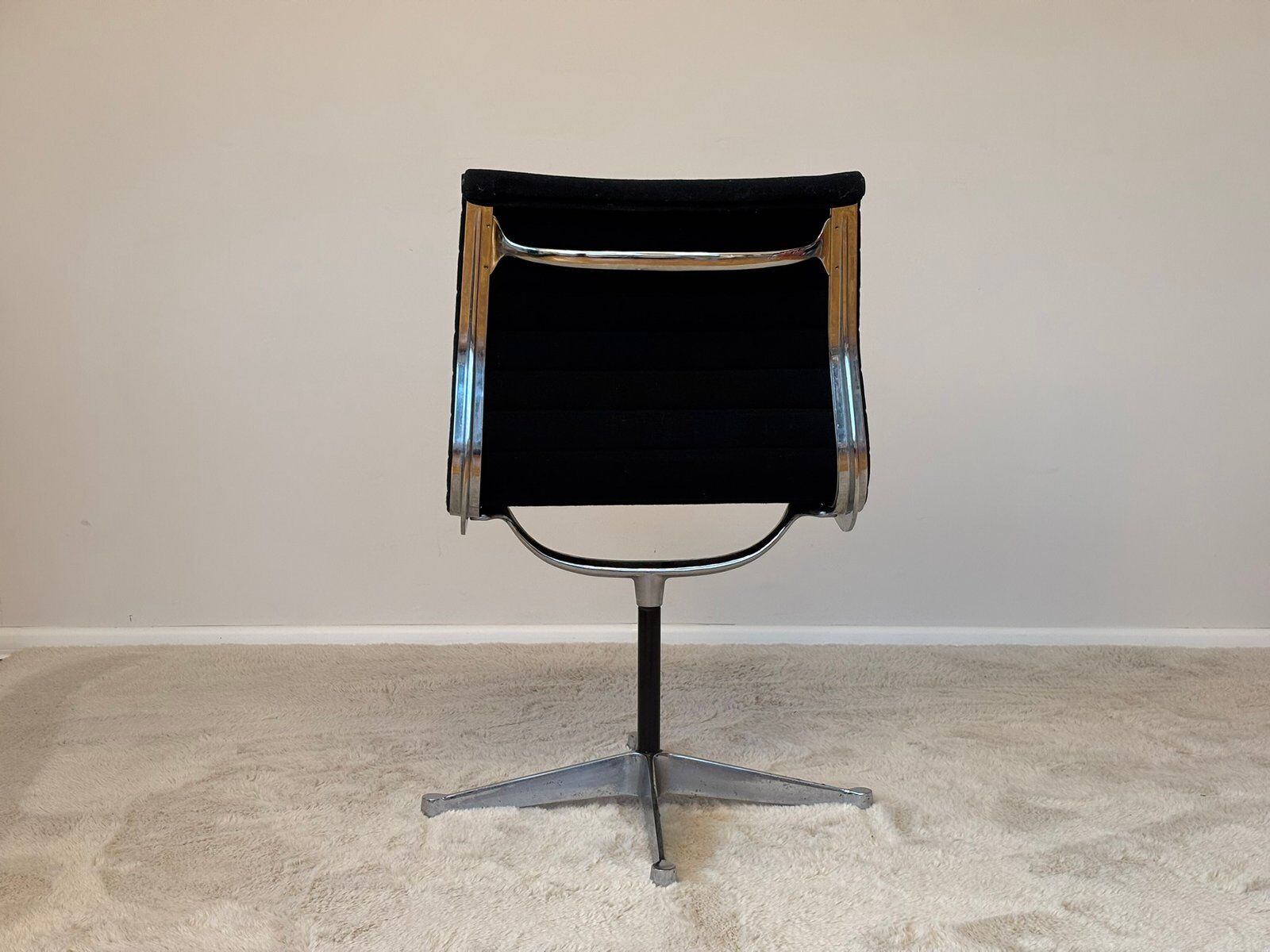 Model EA 105 aluminium swivel chair by Eames for Herman Miller, 1970s