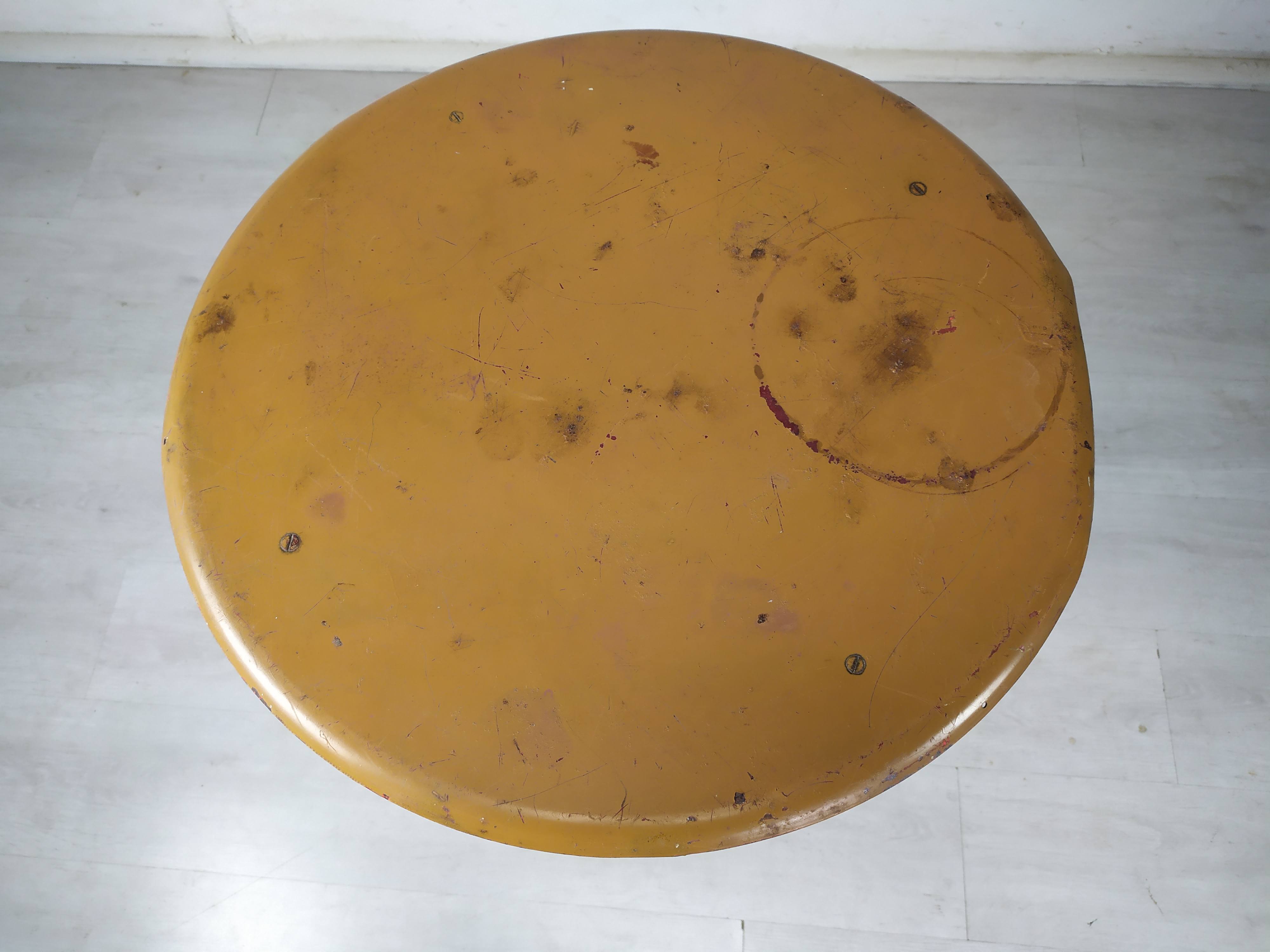 Garden pedestal table