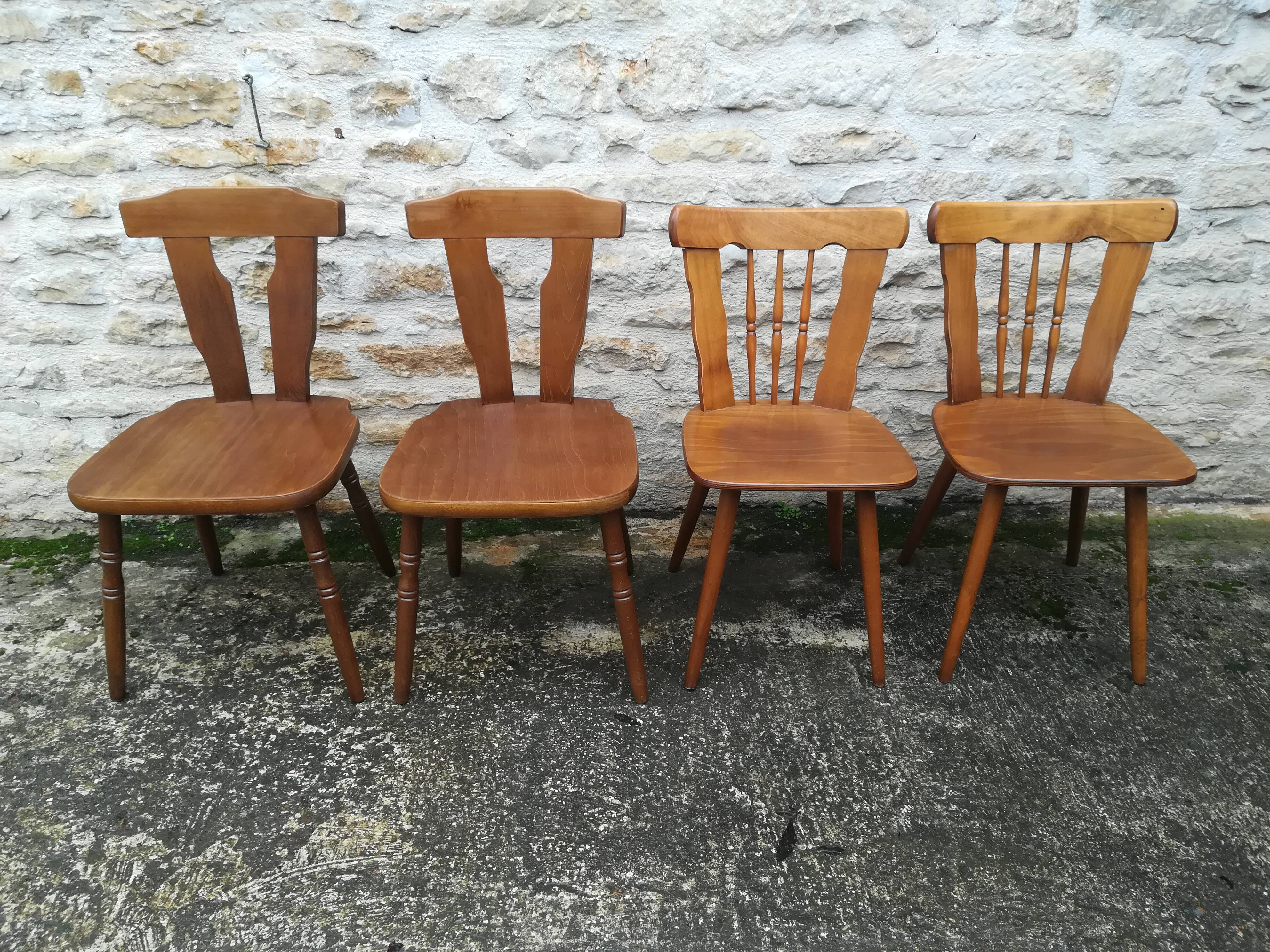 Chaises de bistrot dépareillées