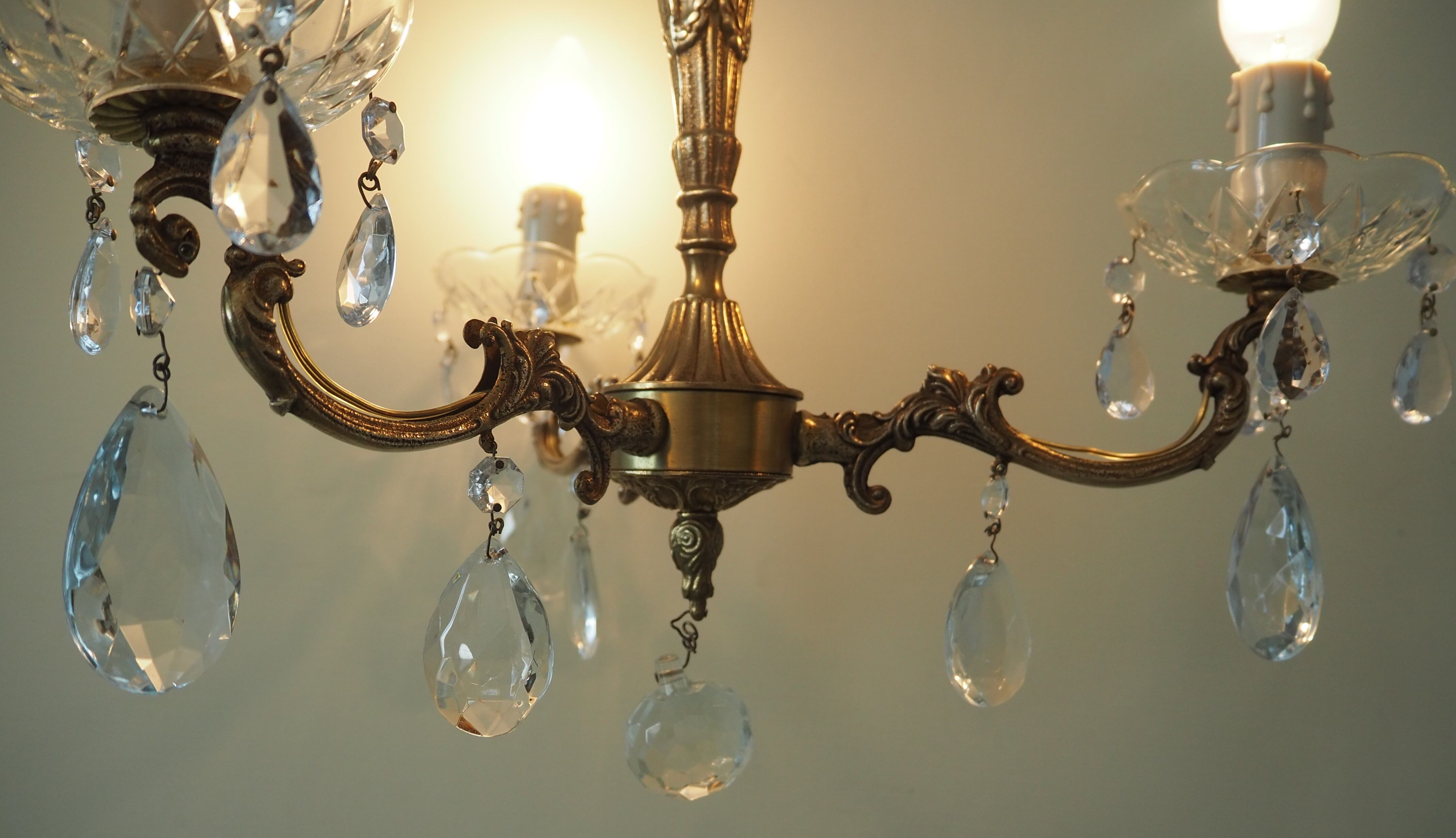 Cast bronze chandelier and crystal tassels – 3 fires