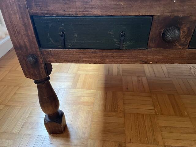Table basse en bois massif avec tiroirs et plateau en verre – pièce unique