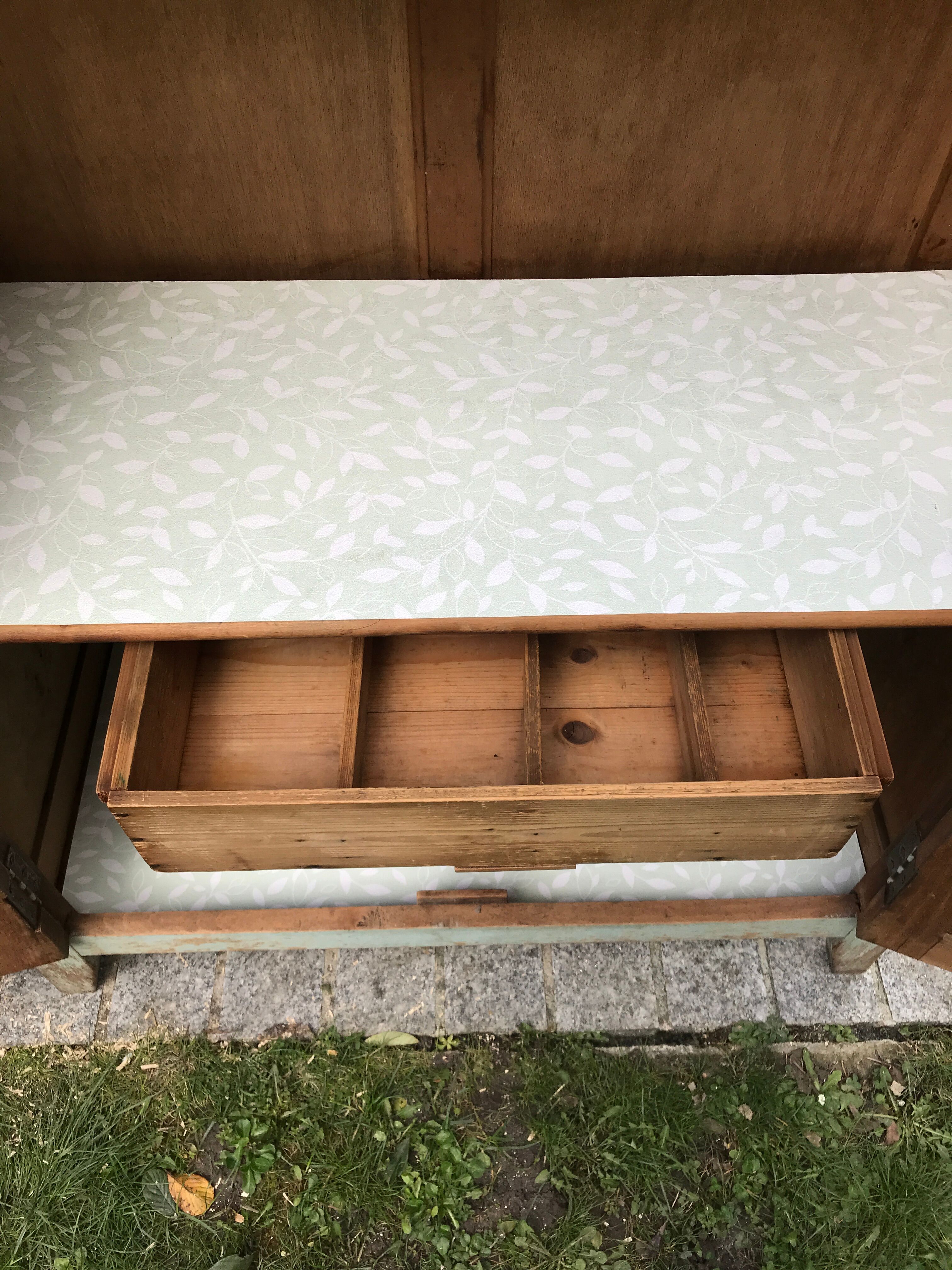 Armoire parisienne verte à panneaux vintage 1940/1950