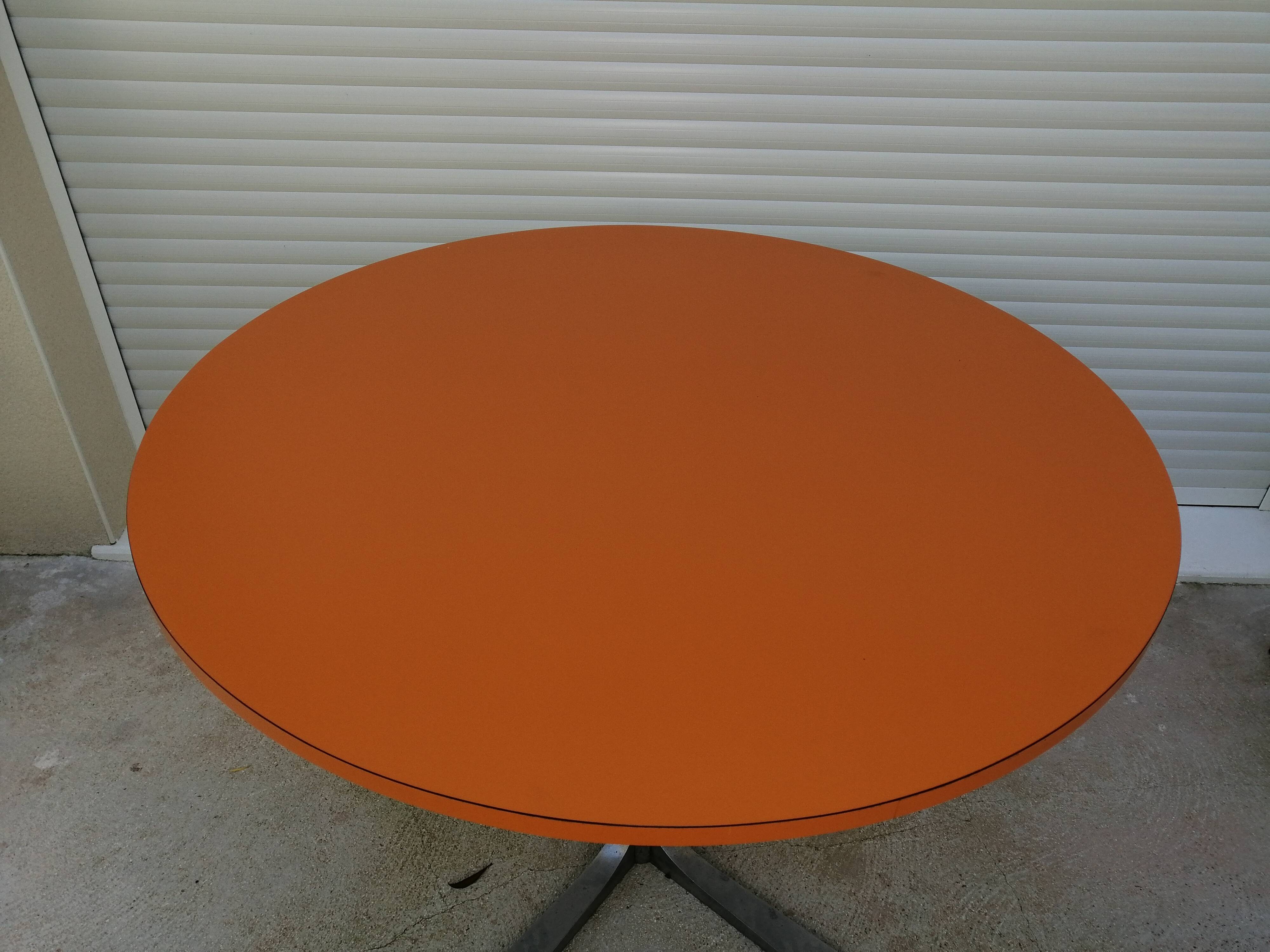 Round table formica orange 70s