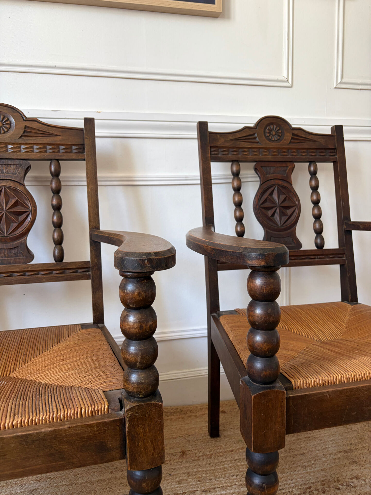 Paire de fauteuils rustiques bois et paille 