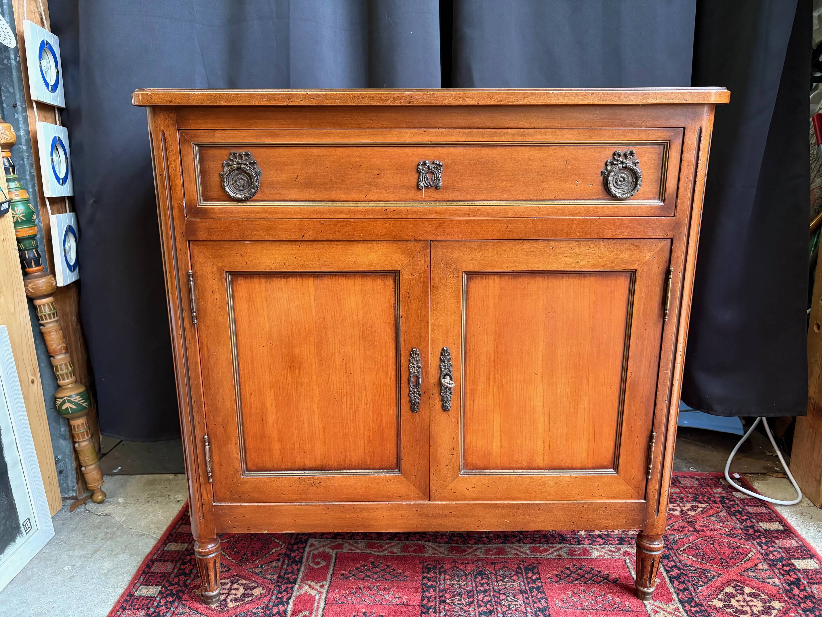 Buffet “style Louis XVI” — pièce décorative avec charme classique