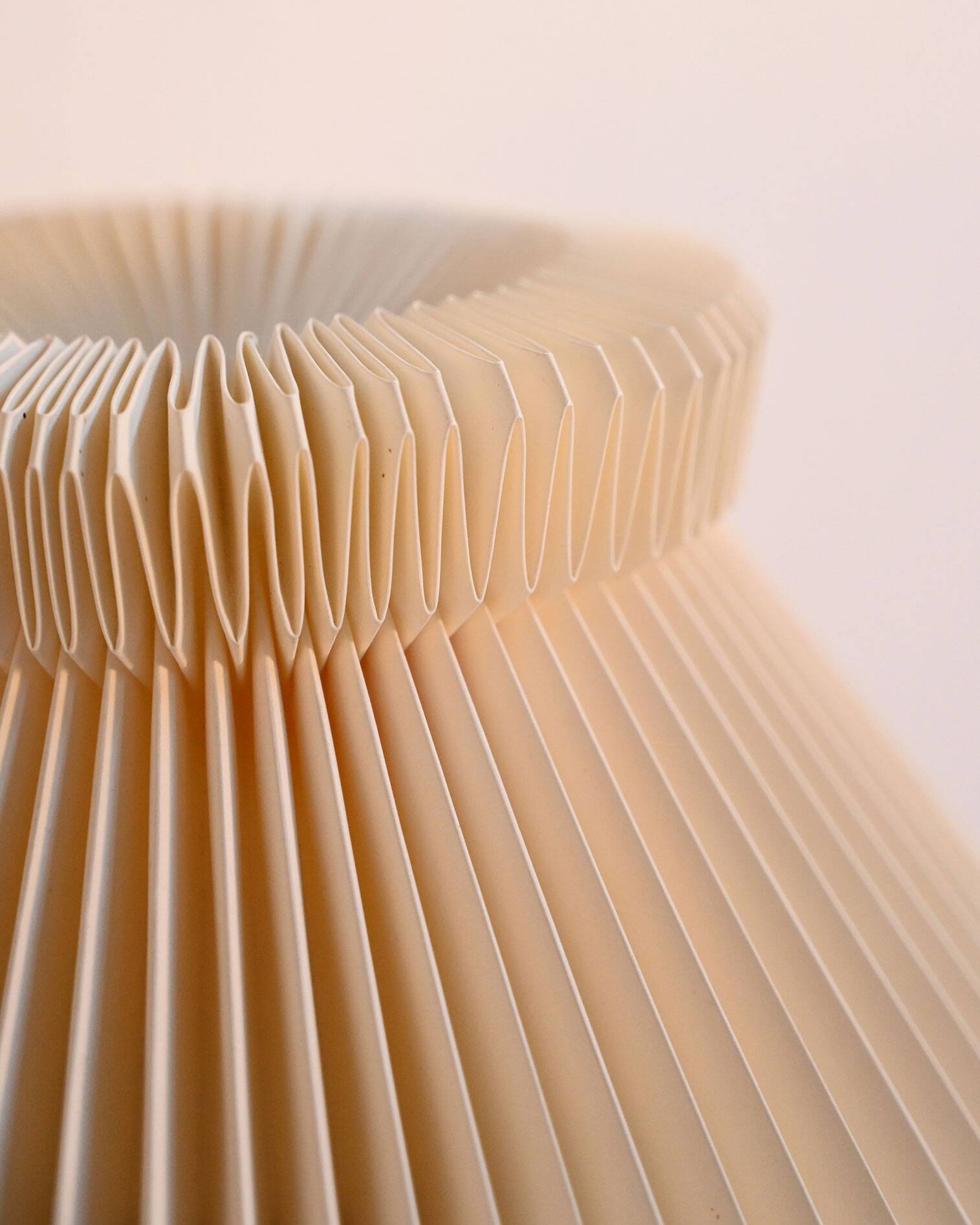 Danish HEMI table lamp from the 1960s with gilded metal structure and ivory